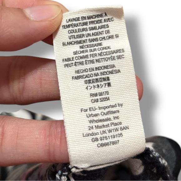 Free People Black White Red Drift Away Cold Shoulder Tunic Top - Size XSmall - Picture 11 of 11